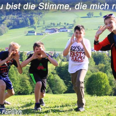 Jugendliche laufen über eine Wiese, Schriftzug „Du bist die Stimme, die mich ruft …“