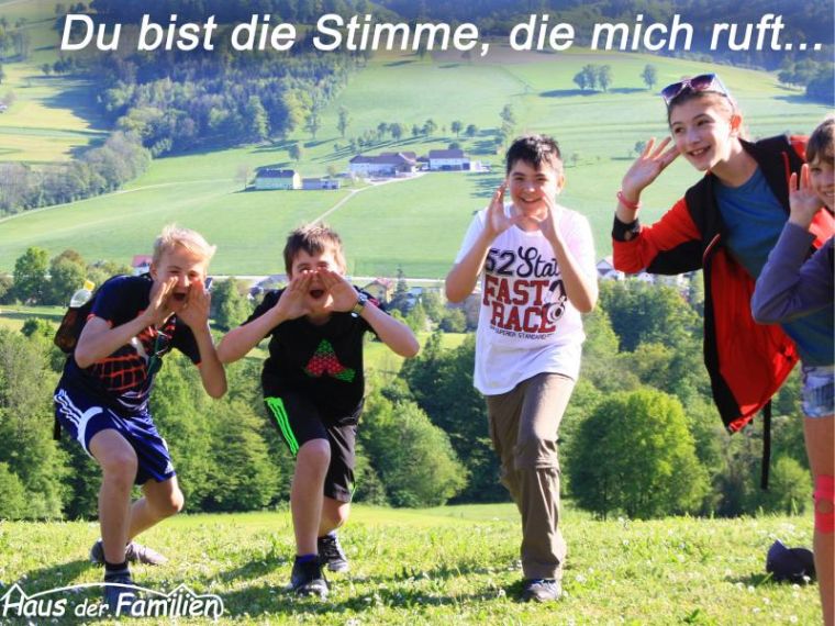 Jugendliche laufen über eine Wiese, Schriftzug „Du bist die Stimme, die mich ruft …“