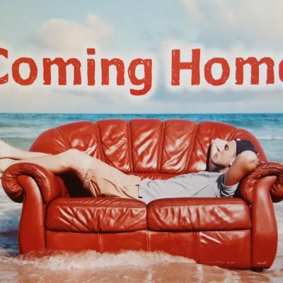 Bild „Coming Home“: rotes Sofa am Meeresstrand